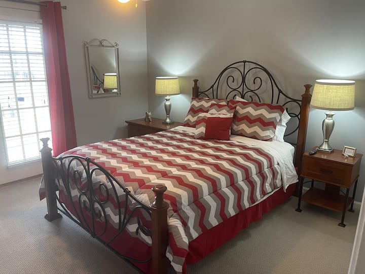 Queen Bedroom-ის ზემოთ, აივანზე პირდაპირი გასასვლელით.