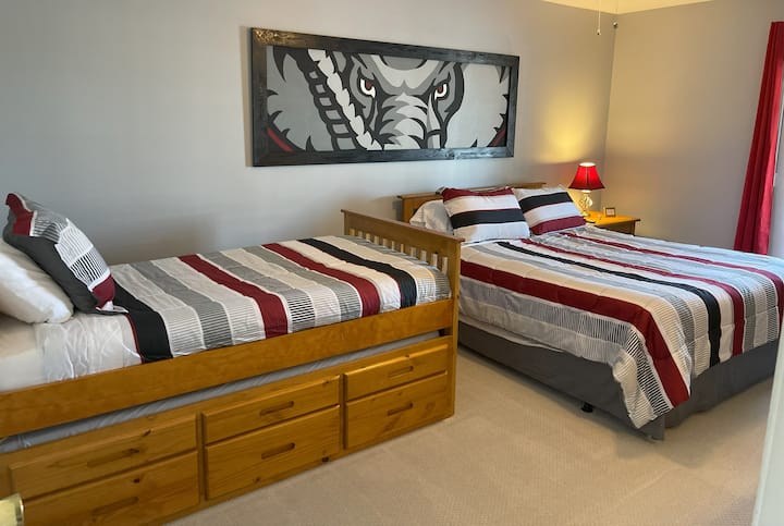 Ორსართულიანი ოთახი Queen საწოლით და ორი ტყუპი საწოლით (გამოიღეთ თასმა)