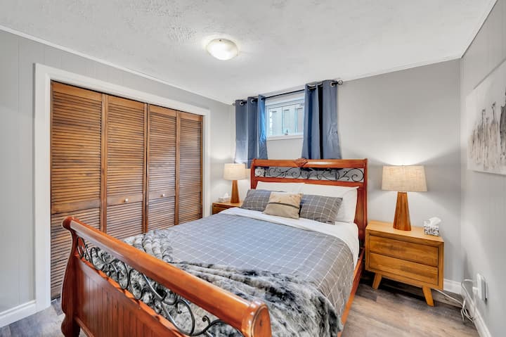 Charming Rustic Basement Suite! No Cleaning Fee! - Edmonton, Canada