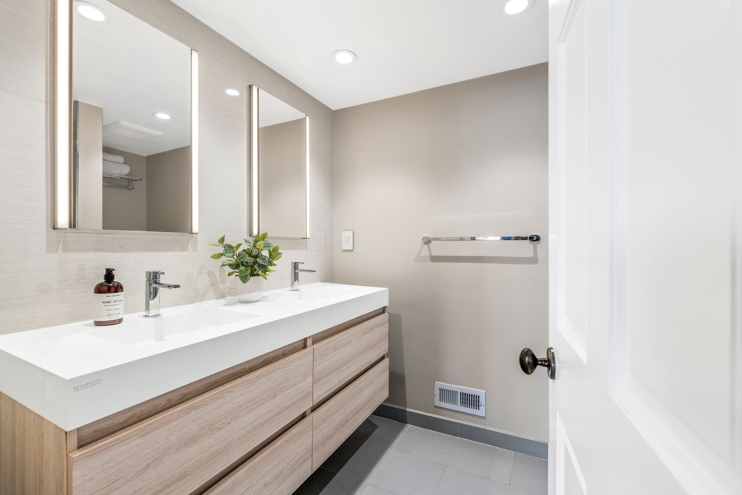 Condo in San Francisco · ★4.98 · Studio · 1 bed · 1 bath - Image 18