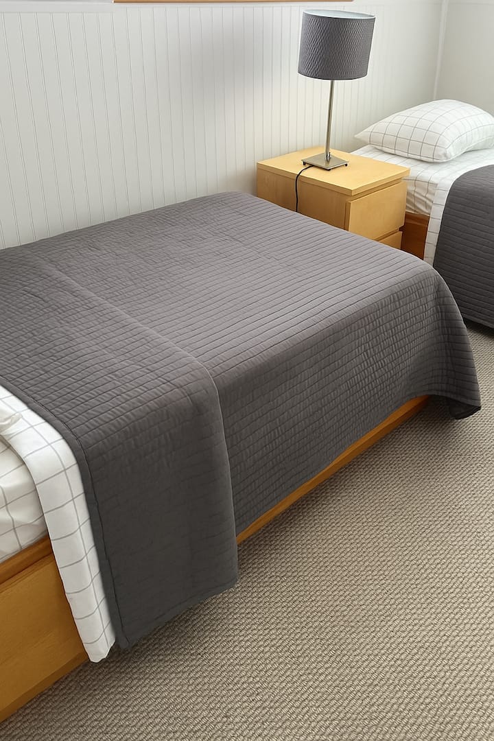 เตียงควีนไซส์ 1 หลังและเตียงแฝด 1 หลัง