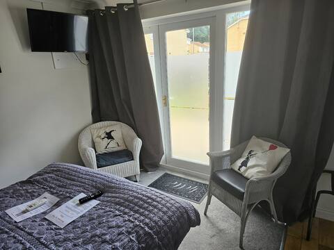 Top Airbnb: Modern immaculate studio. AC, Parking. Not in CAZ. in Hanham