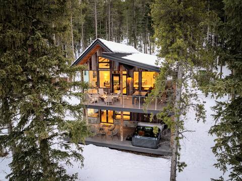 Riverfront Luxury | Hot Tub, Fireplaces & Views
