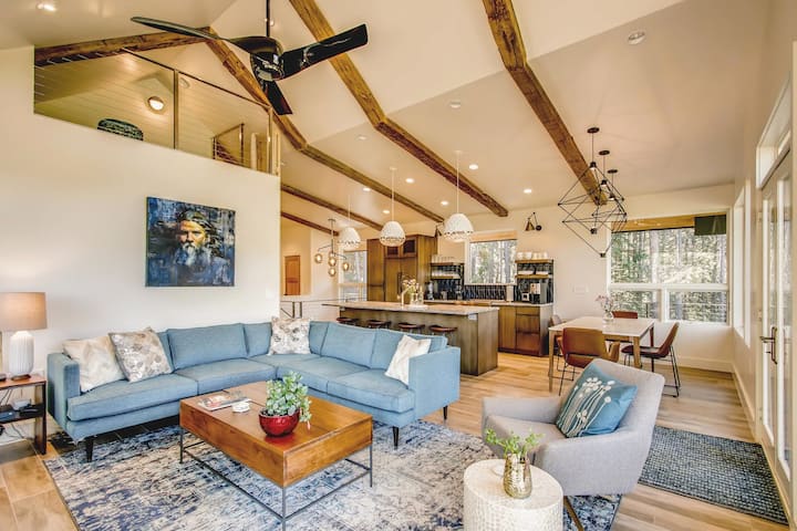 [Living Room] "Love the gorgeous modern design and top-notch amenities!" - Christian