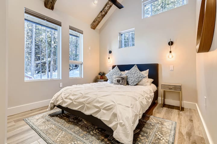 [Bedroom 2] Upper floor ✺ views ✺ queen Casper bed ✺ full bathroom