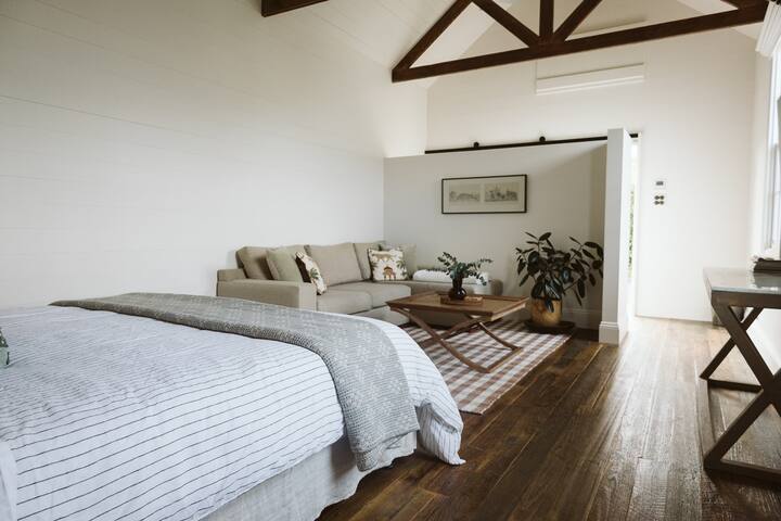 Beautifully Renovated Heritage Building By The Sea - Victoria
