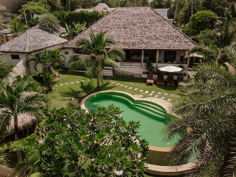 Tropical villa, all-inclusive services & utilities