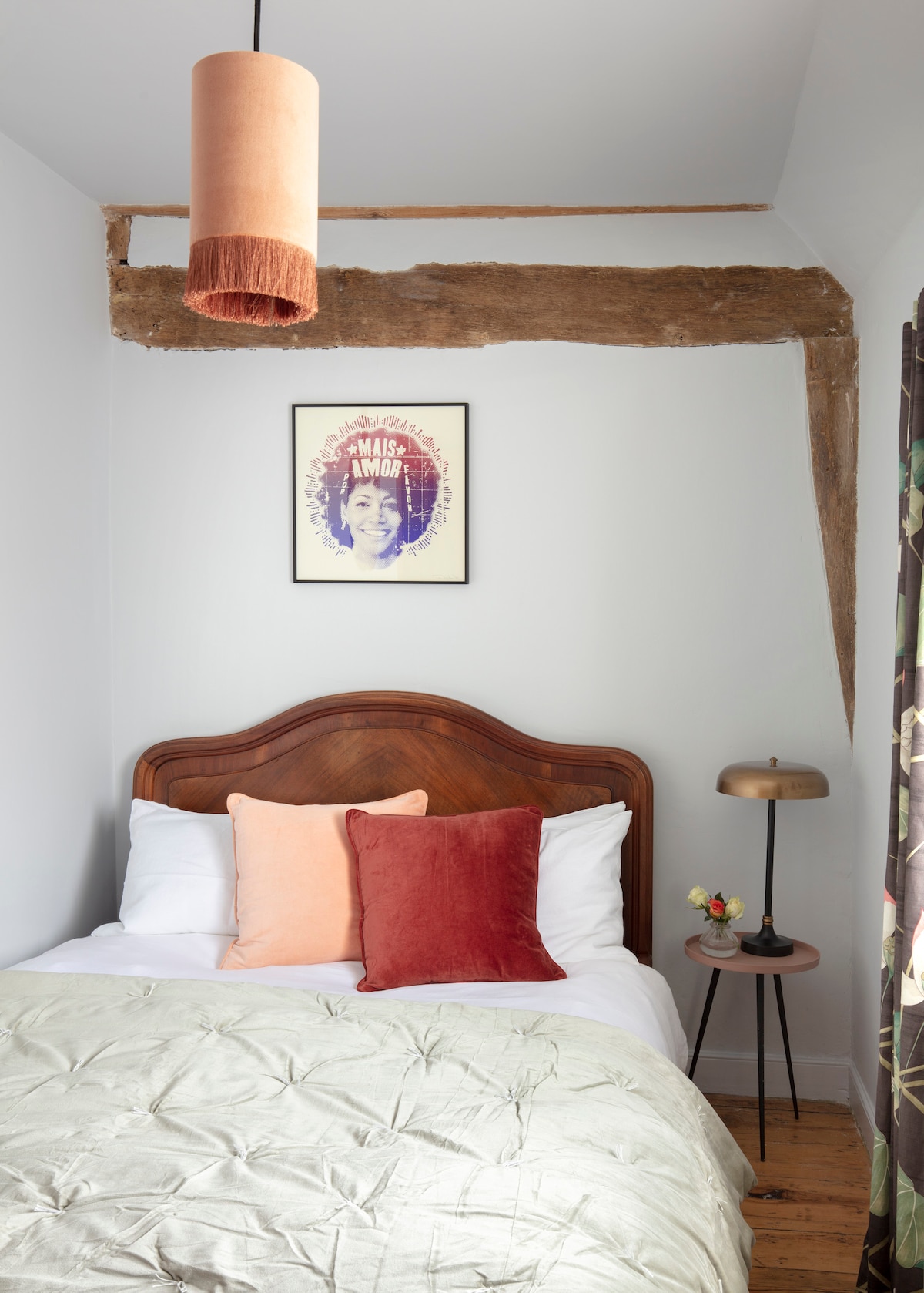 De Franse kamer met antiek kingsize bed.