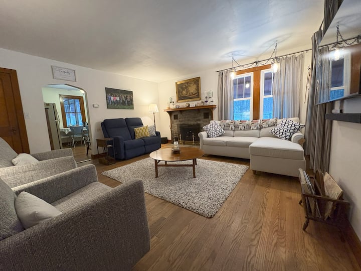 客厅、电视和拉伸式沙发。 请勿使用壁炉。