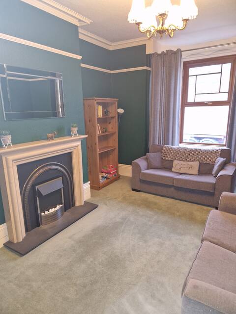 Large 5 Bed House Sleeps 14 - Close To Town Centre