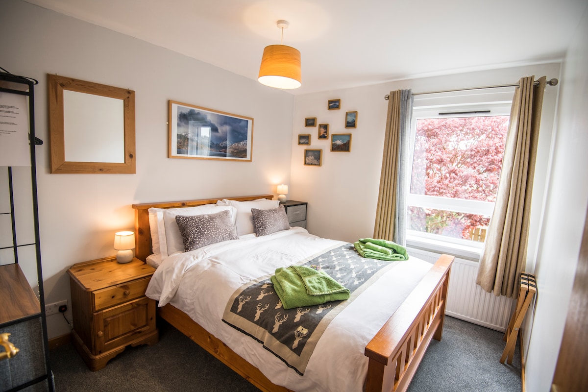 Hoofdslaapkamer met kingsize bed, eigen doucheruimte (wastafel en douche), uitzicht op tuin, compacte opslag (familiebadkamer met toilet /bad/douche/wastafel)  bevindt zich ook op dezelfde verdieping )