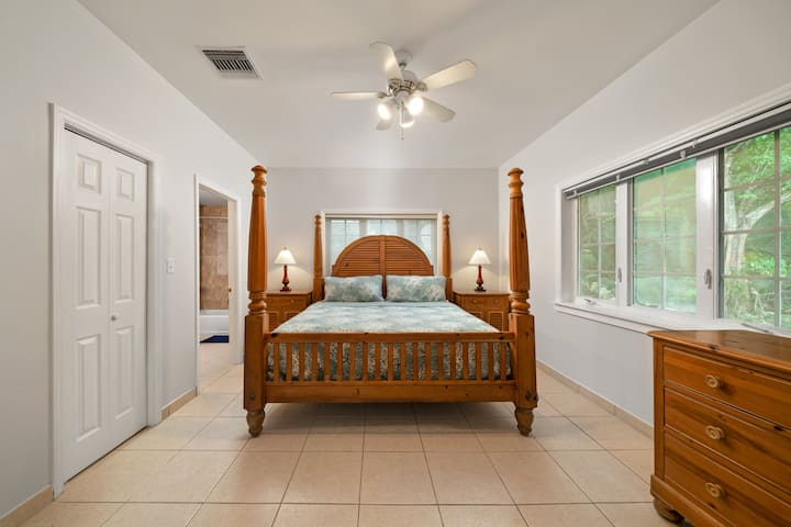 Dormitorio principal con cama tamaño king, baño privado con baño privado y vestidor