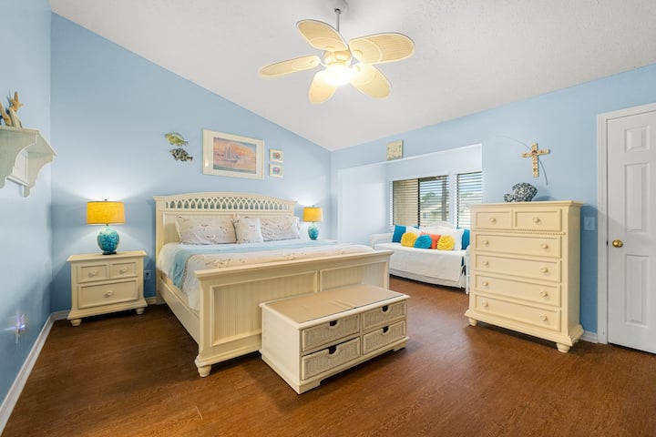 חדר שינה גדול ומרווח.  מיטת קינג סייז, מיטת יום זוגית, חדר ארונות.  חדר רחצה פרטי. טלוויזיה עם מקליט Roku.