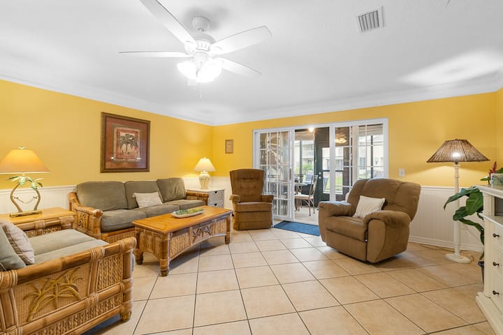 אזור הסלון נפתח לחדר שמש.  ספה נפתחת, כורסאות נפתחות, דלת פטיו הזזה וארון לאורחים.