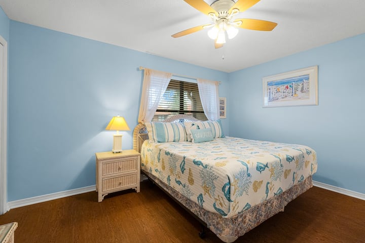 חדר שינה קטן למעלה. מיטת קווין סייז, ארון, טלוויזיה עם מקלט Roku.