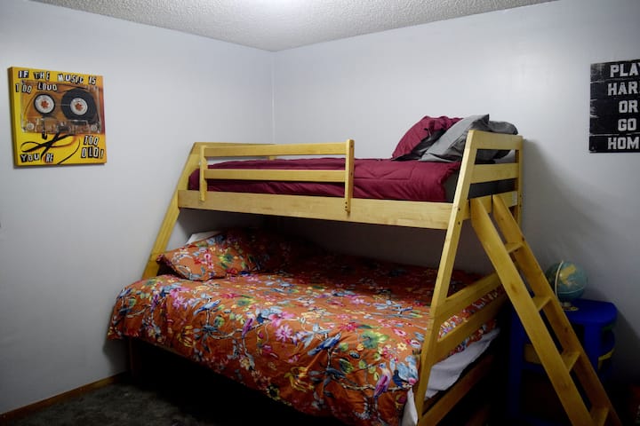 Ორადგილიანი სრული საწოლი დიდი კარადათა და ტელევიზორით.