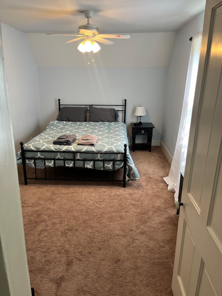 标准双人床，位于2楼 