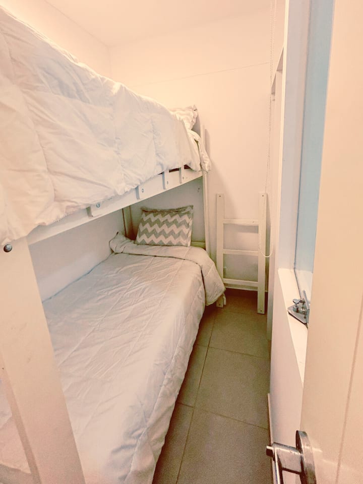 V izbe číslo 3 nájdete dvojposteľ s 1 námestím. Táto izba je ideálna na to, aby ju obývalo 02 osôb a má vyhradenú kúpeľňu s toaletou. 