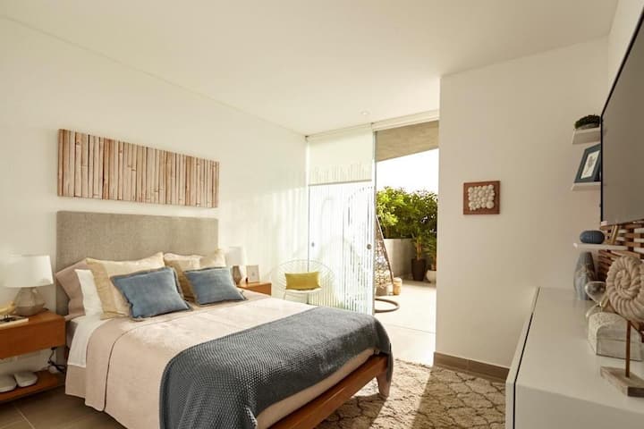 V izbe číslo 1 sme umiestnili manželskú posteľ, ktorá je ideálna pre 01 osôb alebo 01 páru. Má inteligentný televízor s internetom. Táto izba má vyhradenú kompletne vybavenú kúpeľňu. 