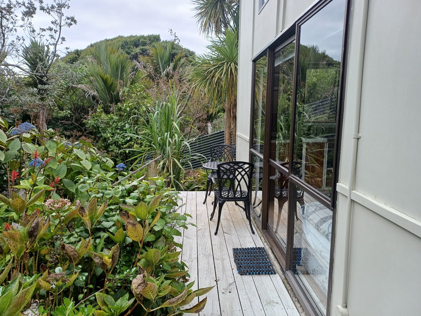 Muriwai Beach - Private Cabin In The Bush 4