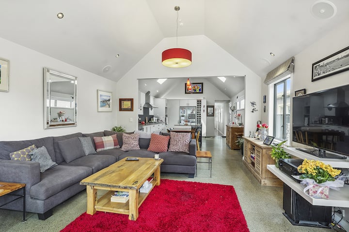 Sunny, Coastal Retreat W/ Hot Tub - Wellington