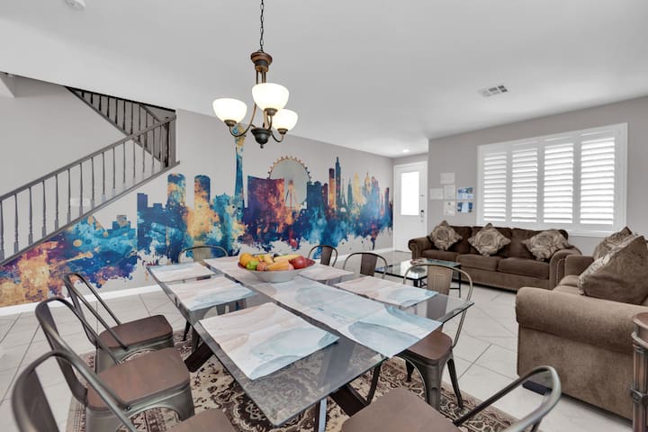 5BR 4FB Sweet Home with Strip View!