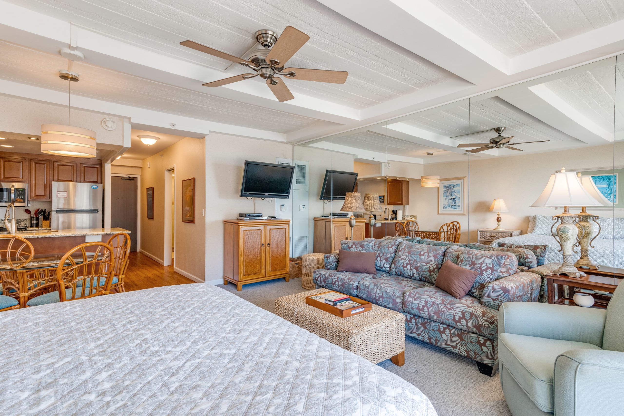 Condo in Lahaina · ★4.75 · Studio · 1 bath - Image 2