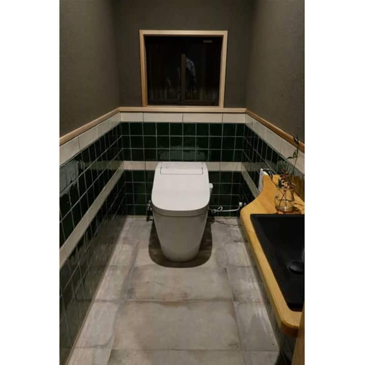 トイレは１階と２階それぞれ１つずつ。
お部屋には小さな手洗いエリアもあります。
日本製のウォシュレットを設置しています。
