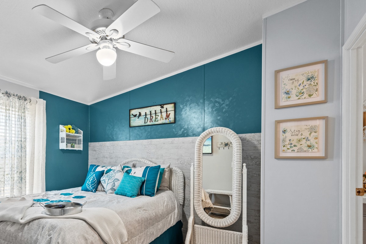  Oddýchnite si v tejto pokojnej spálni s manželskou posteľou️, zahalenej v upokojujúcich modrozelených tónoch, s plyšovými vankúšmi a jemným svetlom☀️. Zrkadlo v plnej dĺžke, útulná posteľná bielizeň a upokojujúce detaily vytvárajú dokonalé útočisko na oddych a načerpanie energie.