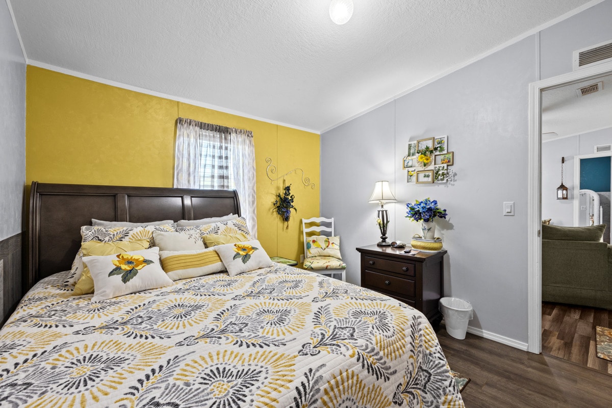 Druhá spálňa s manželskou posteľou ponúka pokojný oddych️, plný tropického šarmu a veselého dekoru. Vychutnajte si dostatok úložného priestoru s plným šatníkom a priestorom na komodu – premyslená zmes pohodlia, štýlu a jednoduchosti.