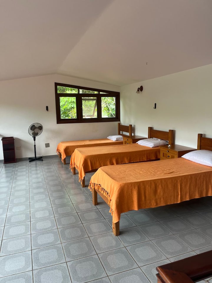 Esta habitación no tiene cortinas. Está en el entresuelo y se accede por una escalera en forma de caracol.