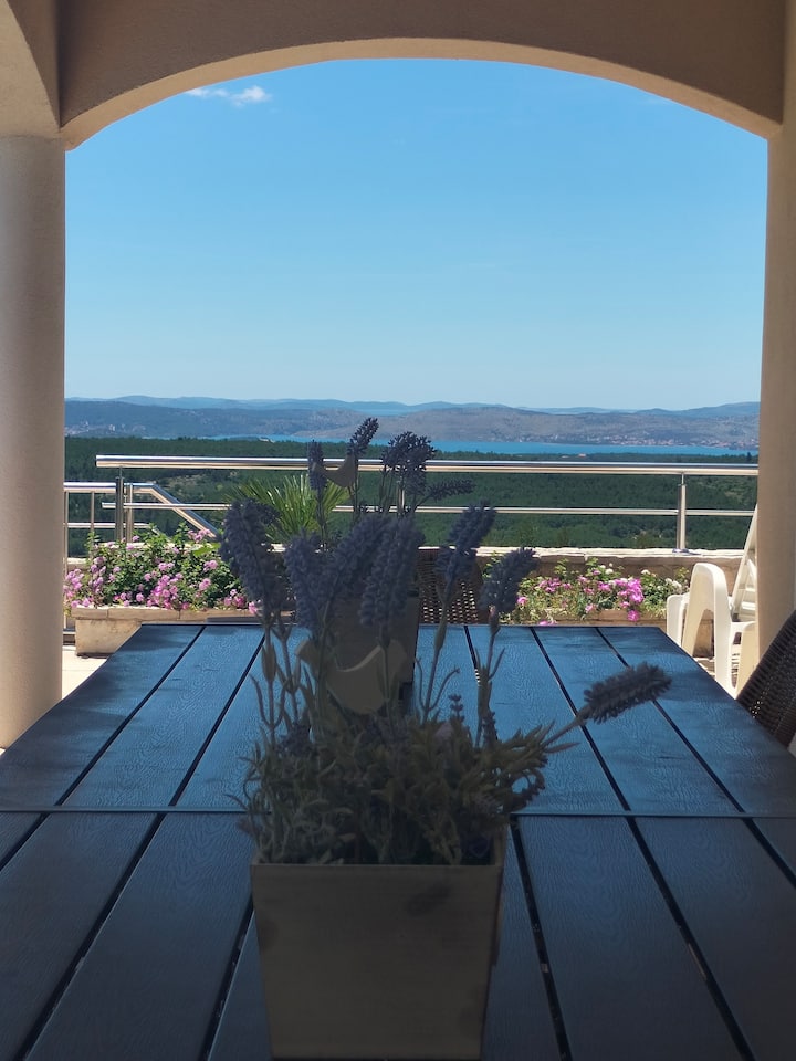 Remarkable villa in Central Dalmatia