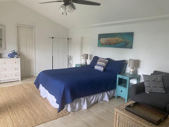 Dormitorio en la planta superior con cama tamaño Queen.