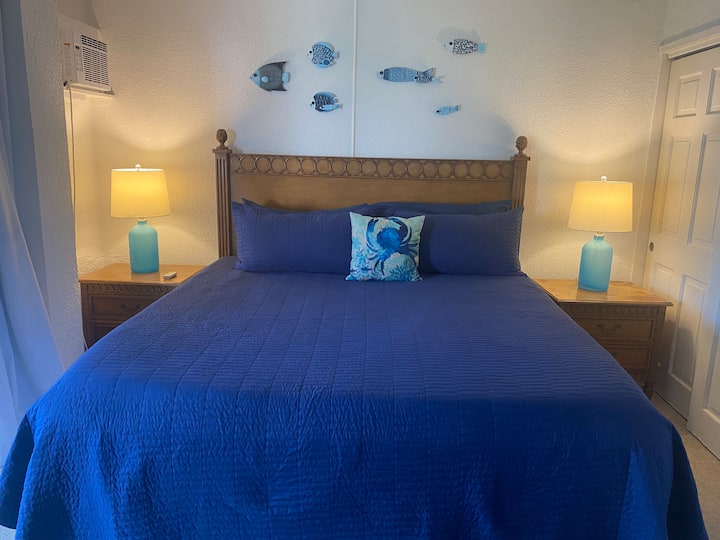 Dormitorio en la planta baja con cama tamaño King