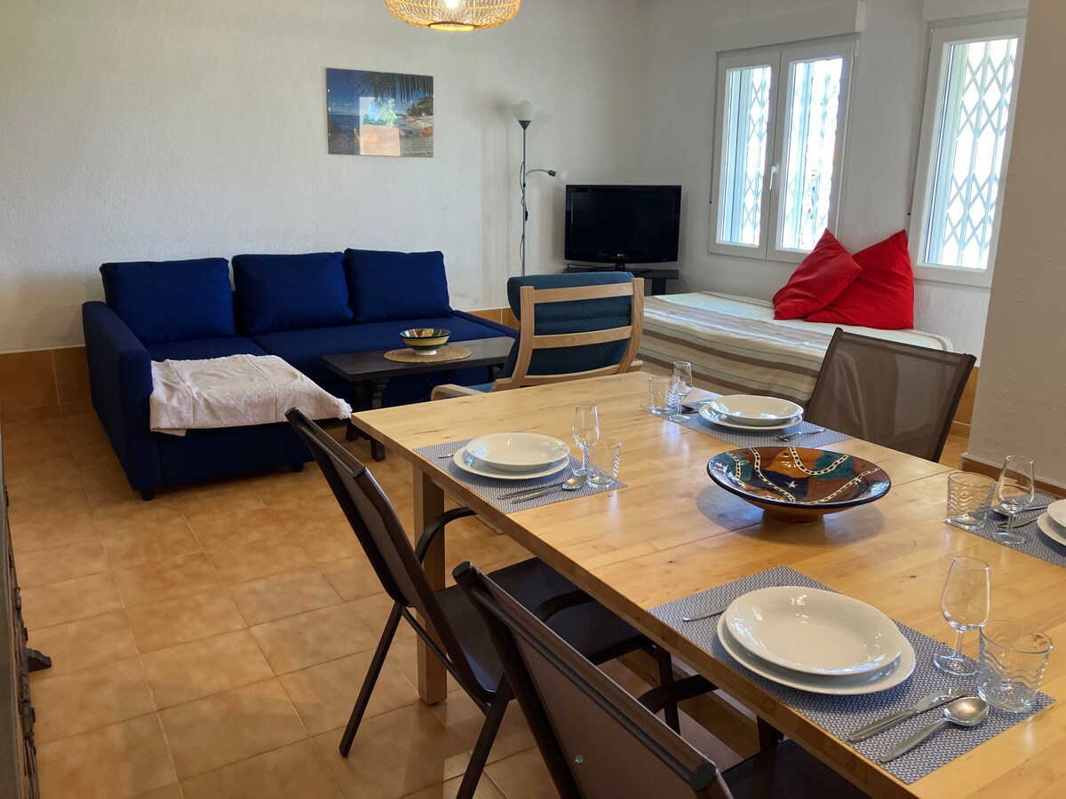 Popular Airbnb listing: Large flat with garden and private swimming pool in Peníscola / Peñíscola