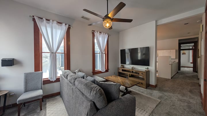 Oregon District - No Cleaning Fee - 3 Rms W/king - Dayton, OH