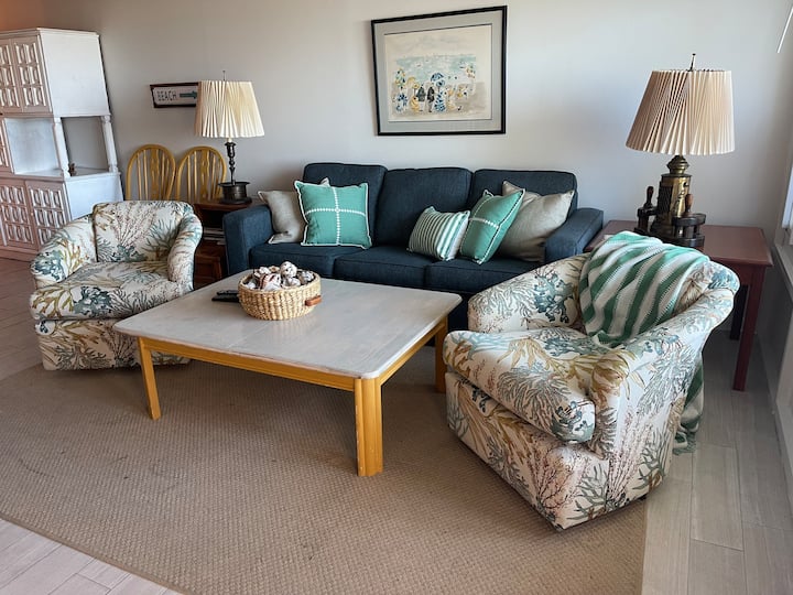Sala de estar con sofá cama. ¡Patio de salida justo por las ventanas!