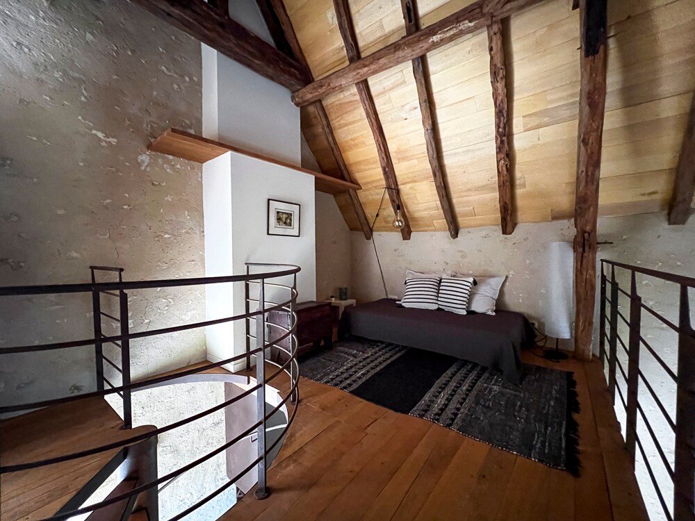 Au premier étage, la mezzanine donne sur la terrasse et la deuxième chambre. Elle a été aménagée en coin cosy, que vous pouvez transformer en couchage supplémentaire (lit 110x180). Vous y trouverez de la lecture pour ados, jeux de société et puzzles