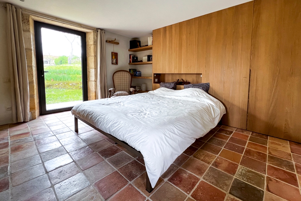 Ouvrant sur le jardin via le patio, la chambre principale est de plain-pied. Elle est équipée d'un lit King size (180x200) et d'un coin bibliothèque. Elle dispose d'une salle de douche attenante et d'un grand dressing.