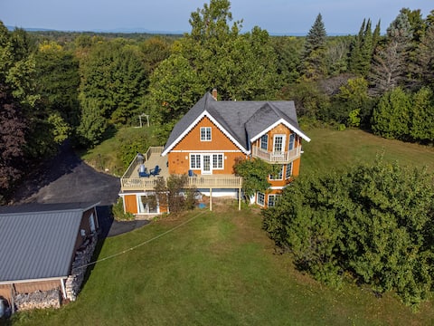 Family friendly, all season ADK Coast retreat.