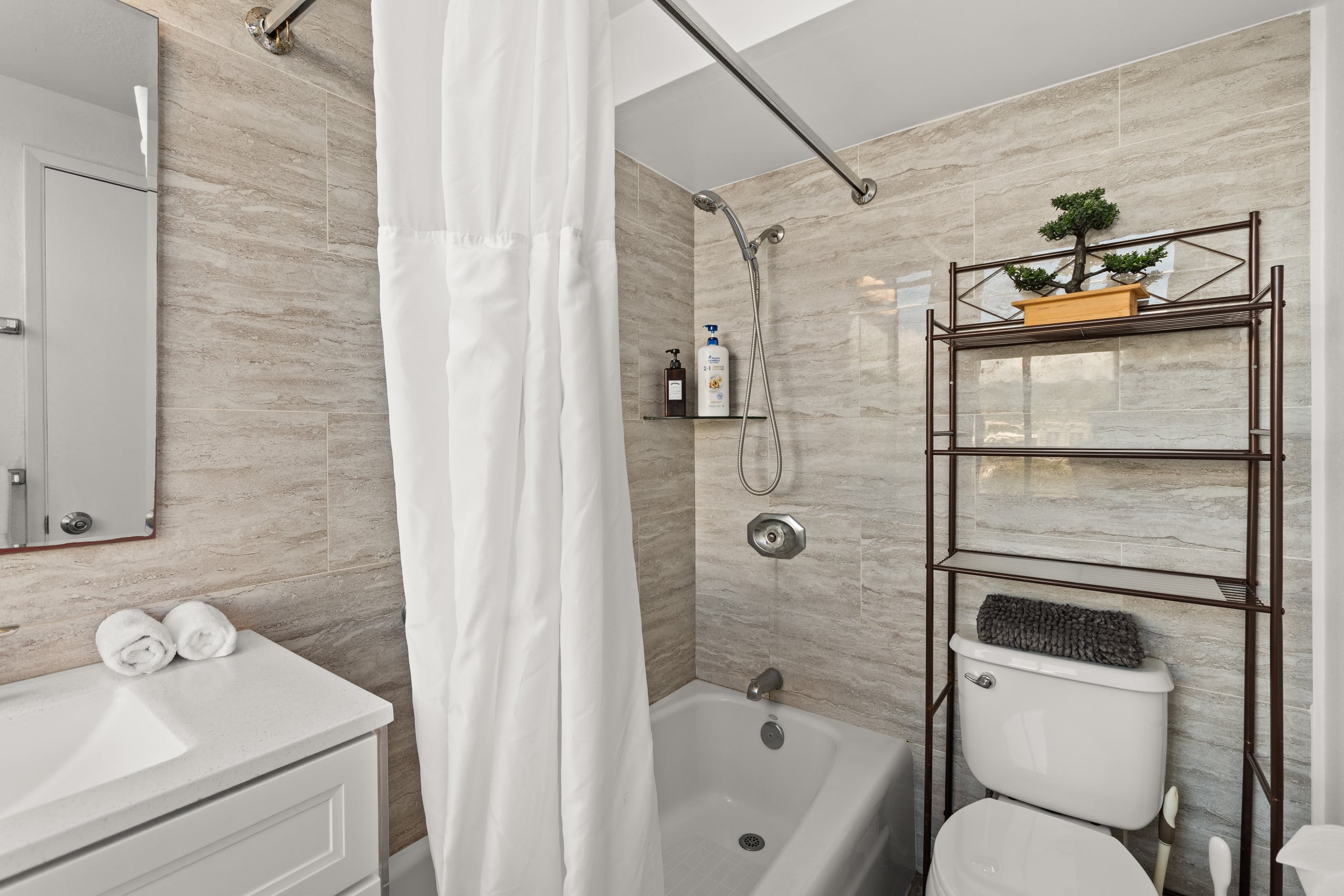 Condo in Honolulu · ★4.89 · 1 bedroom · 1 bed · 1 private bath - Image 5