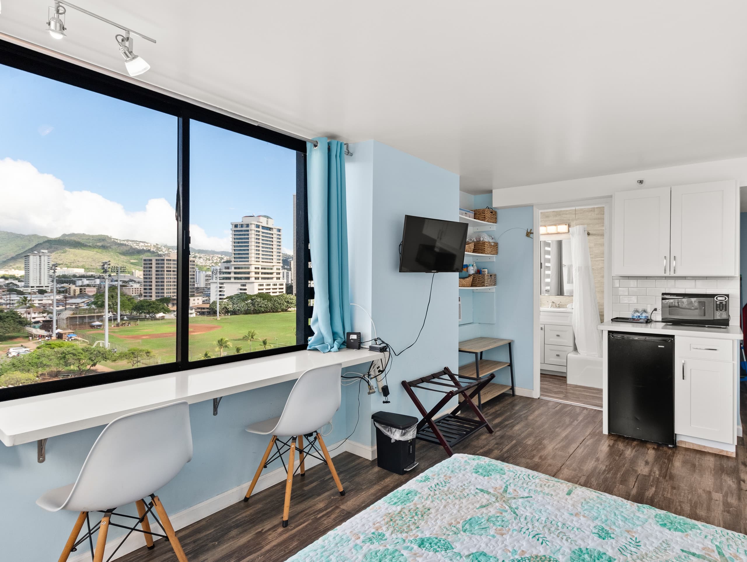 Condo in Honolulu · ★4.89 · 1 bedroom · 1 bed · 1 private bath - Image 4