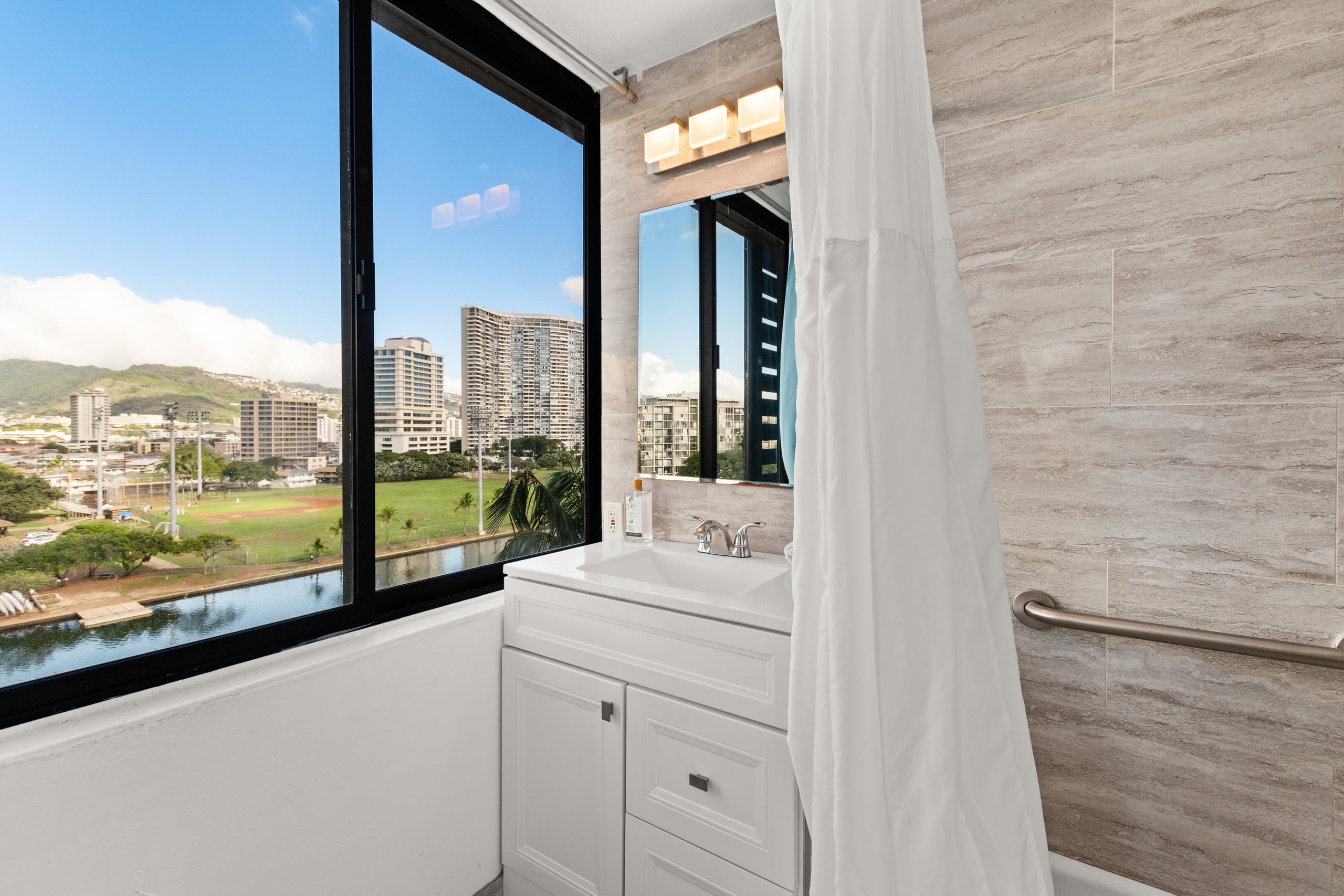 Condo in Honolulu · ★4.89 · 1 bedroom · 1 bed · 1 private bath - Image 8