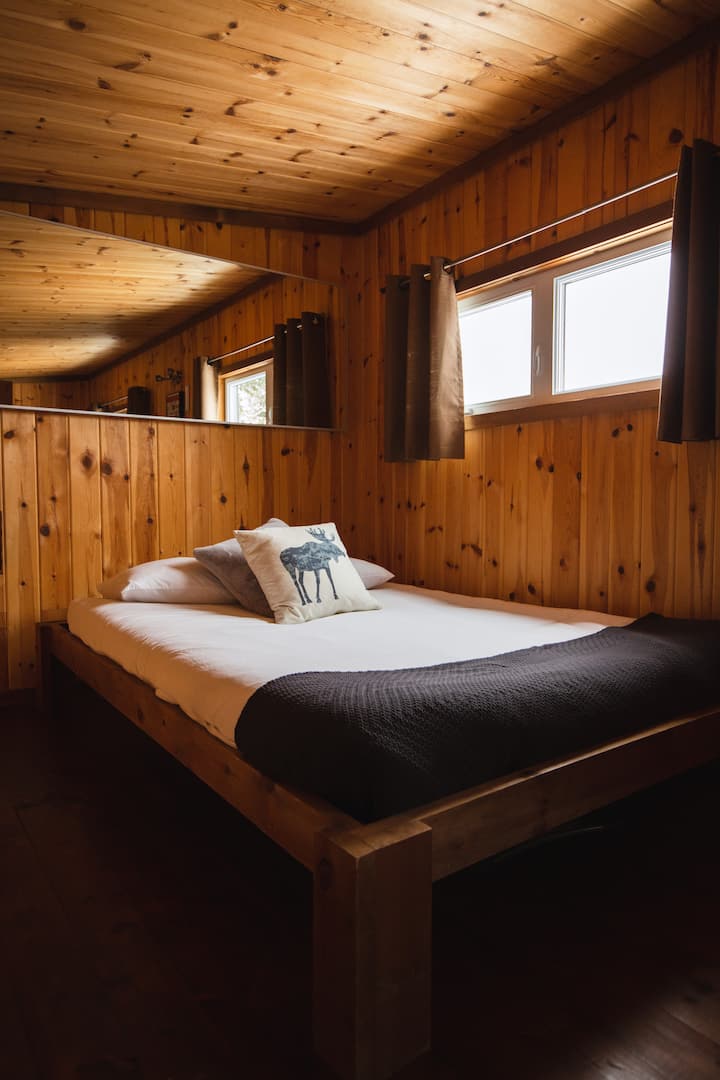 Lit queen à l'étage