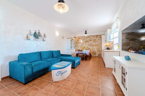 Top Airbnb: "Figurica" House by the sea with 5 bedrooms in Grad Novalja