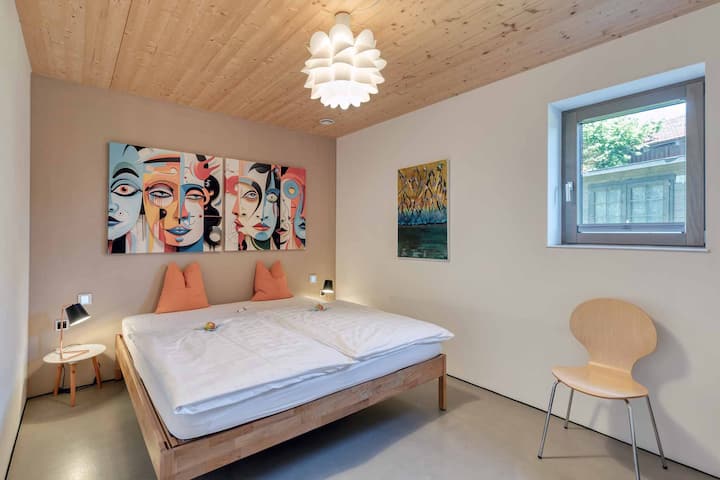 "Smartes und modernes Schlafzimmer der nachhaltigen Ferienwohnung Lieblingseck am Chiemsee"