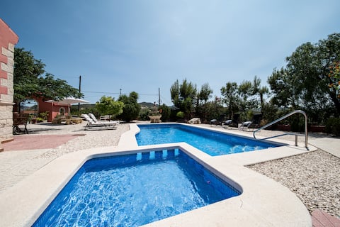 Villa Castanea - Rustic Spanish Retreat