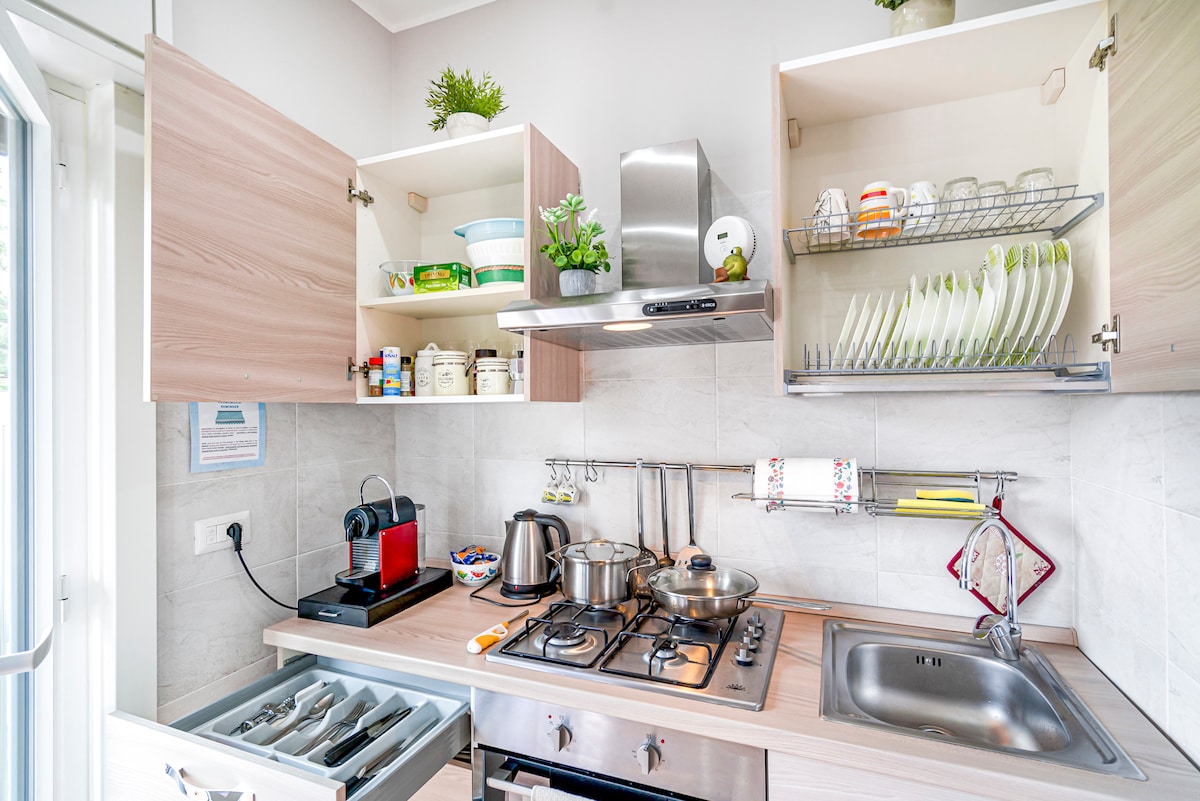 Annuncio Airbnb popolare: 2 min walk to Beach and Center + Parking + Wi-Fi. a Giardini Naxos