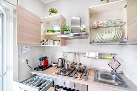 Annuncio Airbnb popolare: 2 min walk to Beach and Center + Parking + Wi-Fi. a Giardini Naxos