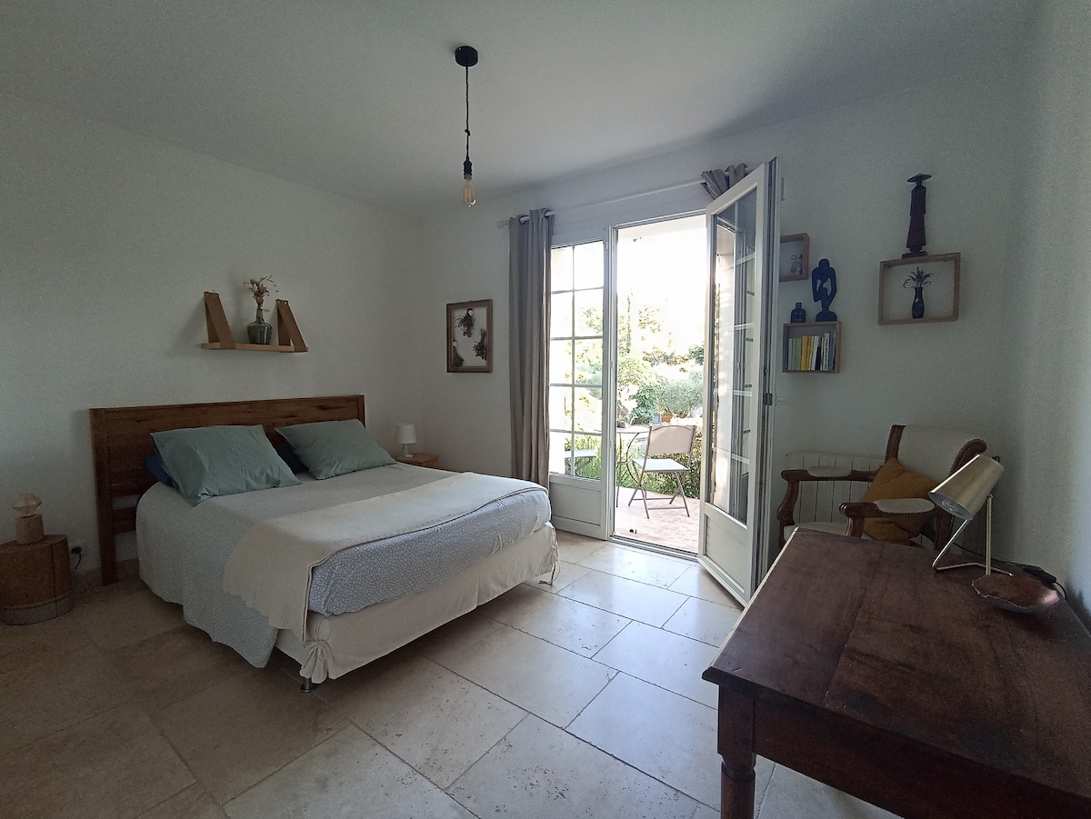 Spálňa s rozlohou 14 m ² s posteľou 140 cm, ktorá sa otvára na terasu s výhľadom na bazén. Jasné a teplé.